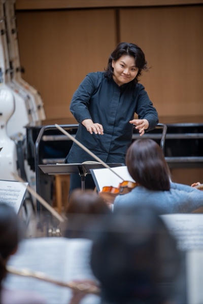 Rira Kim conducting