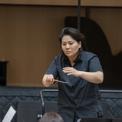 Rira Kim conducting