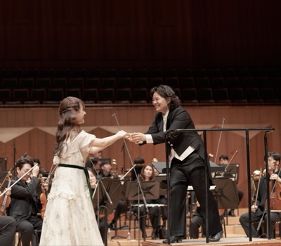 Rira Kim conducting